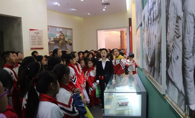 雷锋精神代代传 邓州市城区四小北校区少先队员走进编外雷锋团展览馆