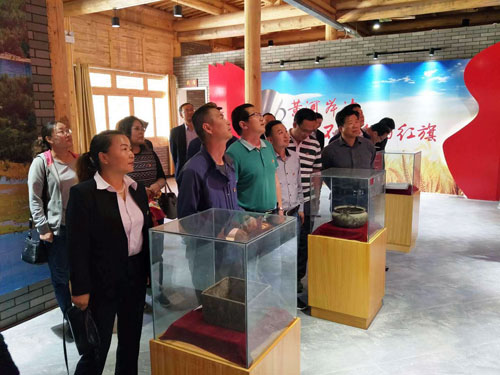 海南州气象局举办主题党日活动，组织展览深化学习实践